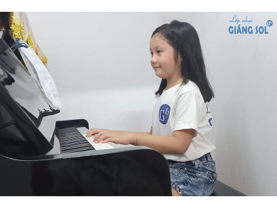 Tư thế tay chuẩn khi học đàn Piano