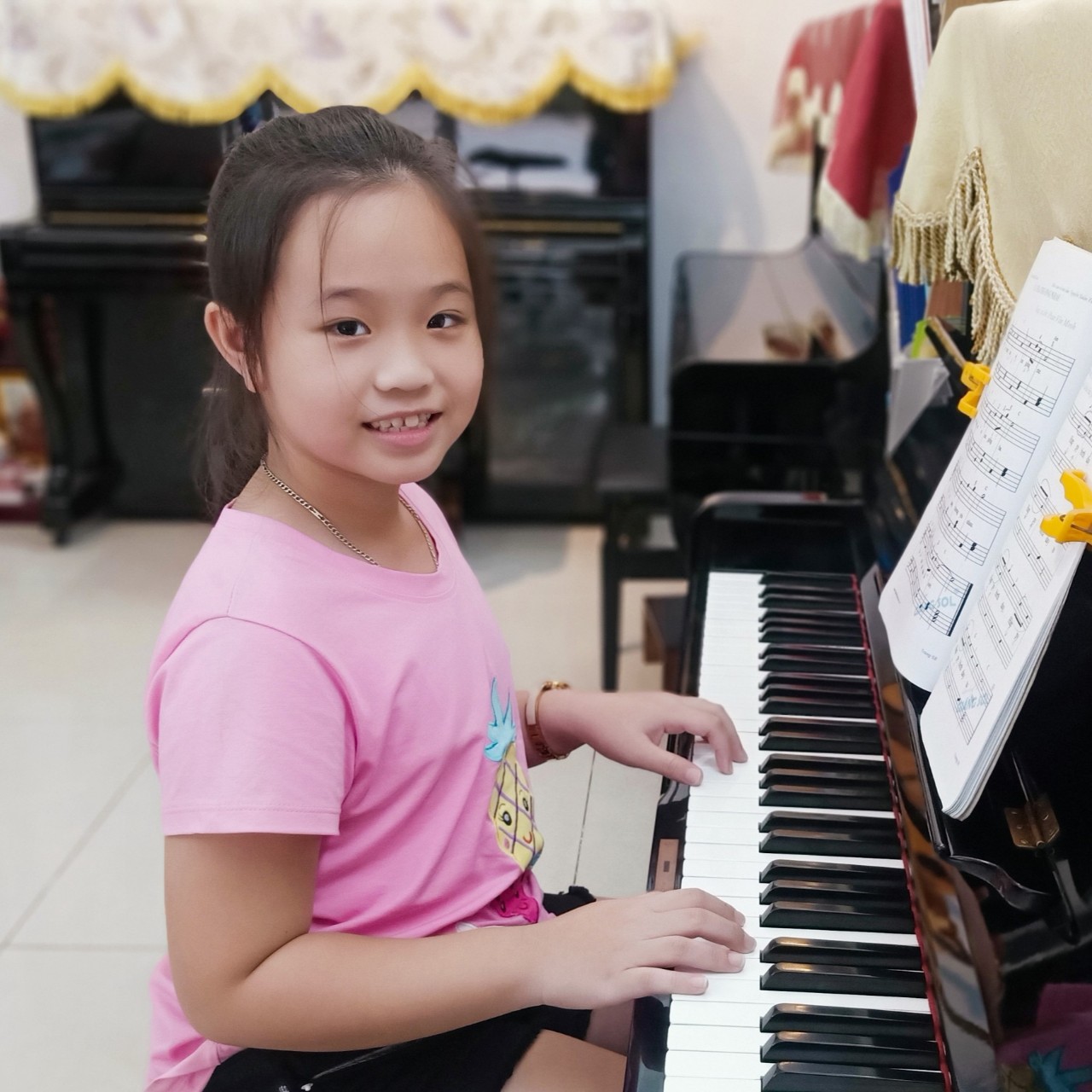TƯ THẾ TAY CHUẨN KHI HỌC ĐÀN PIANO, dạy đàn piano cho trẻ dưới 5 tuổi, lớp nhạc thiếu nhi quận 12, trung tâm âm nhạc cơ bản cho bé, lớp Piano cho người mới bắt đầu, nơi dạy đàn cho người lớn quận 12, lớp nhạc giáng sol quận 12, lớp dạy đàn piano cơ quận 12