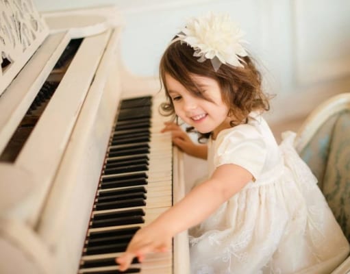 TRẺ BAO NHIÊU TUỔI THÌ NÊN HỌC PIANO?, độ tuổi thích hợp cho trẻ học Piano, khi nào nên cho bé học đàn, những điều cần lưu ý khi cho trẻ học đàn, lớp dạy đàn Piano cho trẻ nhỏ, dạy đàn piano thiếu nhi quận 12, lớp nhạc thiếu nhi quận 12, nơi dạy đàn chất lượng cho trẻ