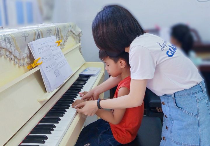 CÁCH NHẬN BIẾT TRẺ NGỒI SAI TƯ THẾ KHI HỌC ĐÀN PIANO, khóa học đàn cho trẻ em quận 12, lớp nhạc quận 12, lớp nhạc giáng sol, địa chỉ dạy đàn piano hóc môn, trung tâm âm nhạc quận 12, lớp dạy đàn thiếu nhi quận 12, dạy đàn Piano dàn cho người mới bắt đầu, dạy đàn piano cho trẻ em 5 tuổi, khóa học đàn piano, hòa tấu piano 4 tay, dạy đàn dễ hiểu cho trẻ quận 12, cách nhận biết bé có tư thế sai khi chơi đàn piano, các tư thế học đàn Piano đúng