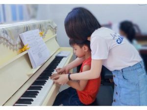 CÁCH NHẬN BIẾT TRẺ NGỒI SAI TƯ THẾ KHI HỌC ĐÀN PIANO