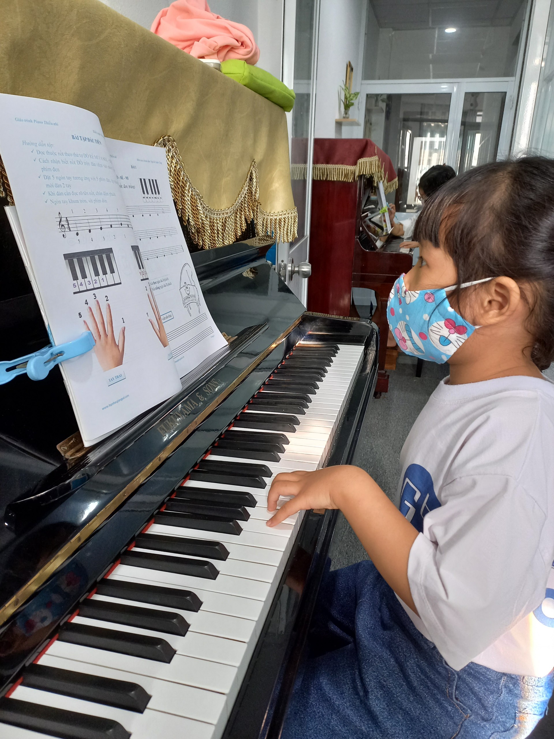 TRẺ BAO NHIÊU TUỔI THÌ NÊN HỌC PIANO?, độ tuổi thích hợp cho trẻ học Piano, khi nào nên cho bé học đàn, những điều cần lưu ý khi cho trẻ học đàn, lớp dạy đàn Piano cho trẻ nhỏ, dạy đàn piano thiếu nhi quận 12, lớp nhạc thiếu nhi quận 12, nơi dạy đàn chất lượng cho trẻ